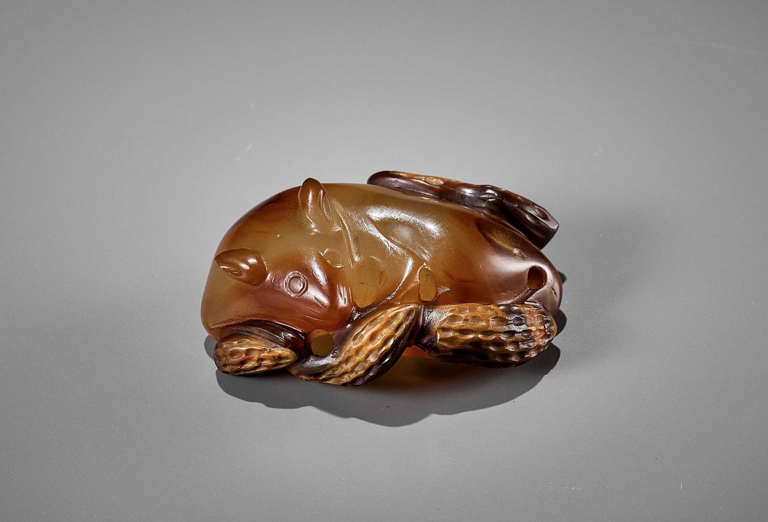 Lot 311 - AN AGATE PENDANT OF A SQUIRREL WITH PEANUTS, 18TH-19TH CENTURY