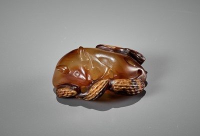 Lot 134 - AN AGATE PENDANT OF A SQUIRREL WITH PEANUTS, 18TH-19TH CENTURY