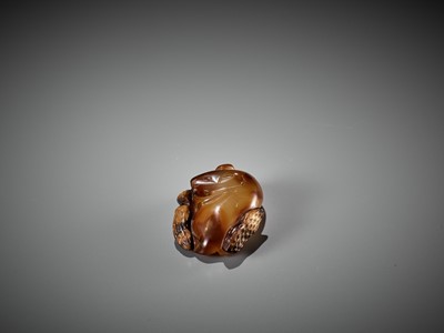 Lot 311 - AN AGATE PENDANT OF A SQUIRREL WITH PEANUTS, 18TH-19TH CENTURY