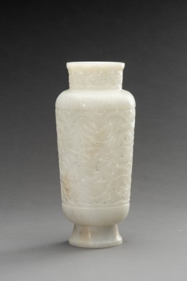 Lot 257 - A WHITE JADE RETICULATED PARFUMIÈRE AND COVER