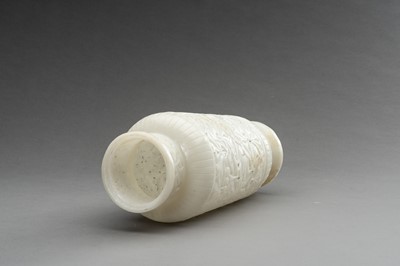 Lot 257 - A WHITE JADE RETICULATED PARFUMIÈRE AND COVER