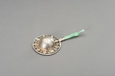 Lot 18 - A SILVER-PLATED TEA STRAINER WITH JADEITE HANDLE