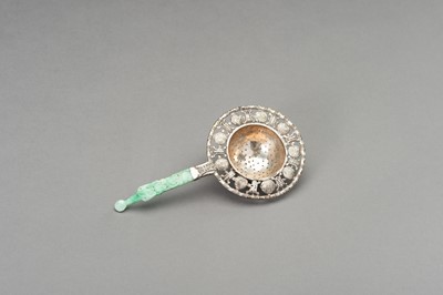 Lot 18 - A SILVER-PLATED TEA STRAINER WITH JADEITE HANDLE