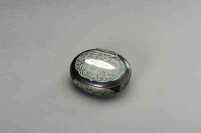 Lot 1204 - A LIDDED MIXED METAL BOX WITH FINE DECORATION