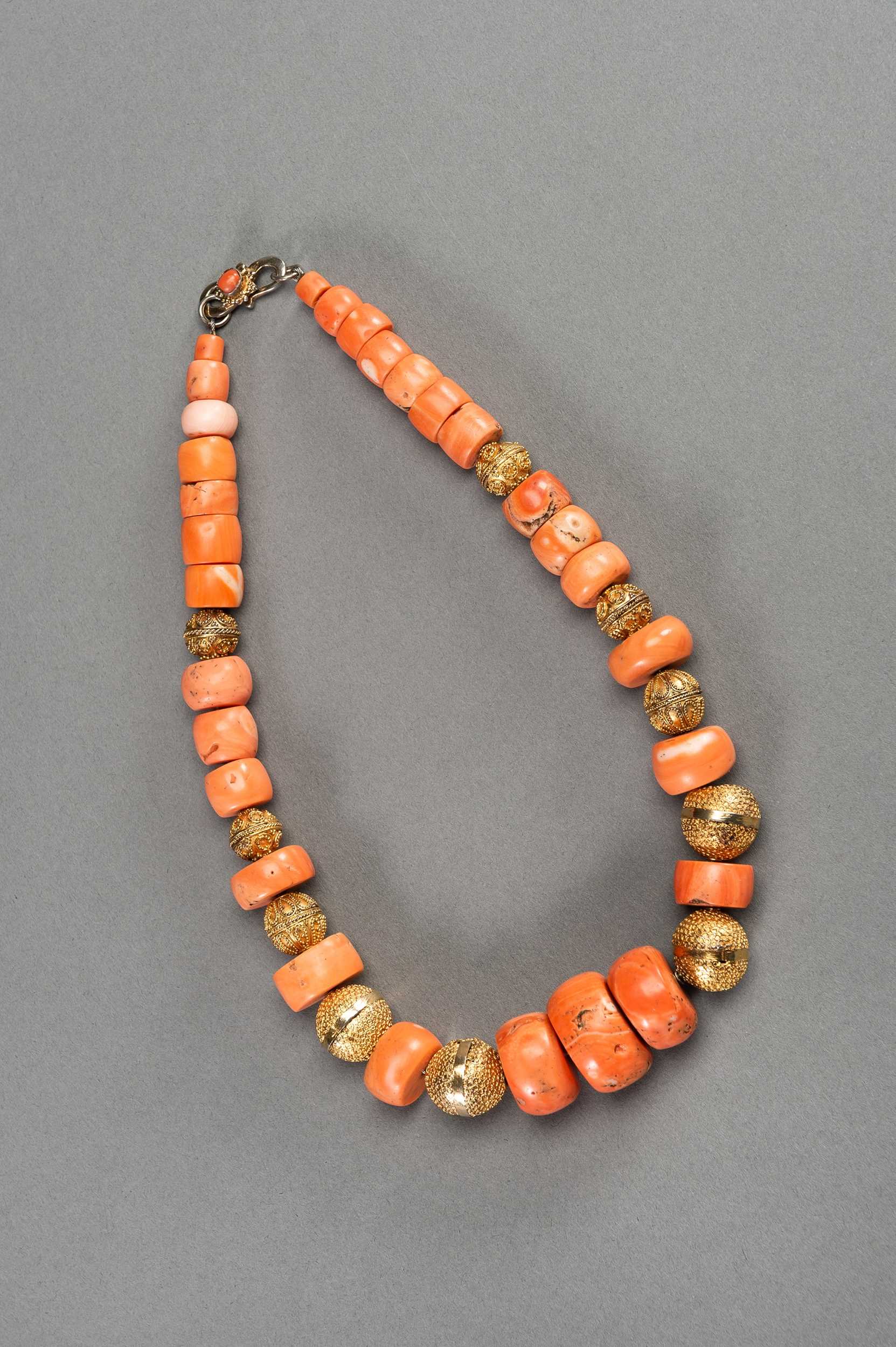 Lot 296 - A MOMO CORAL AND GILT SILVER NECKLACE