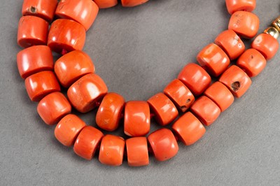 Lot 297 - A RED MOMO CORAL NECKLACE