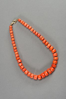 Lot 297 - A RED MOMO CORAL NECKLACE