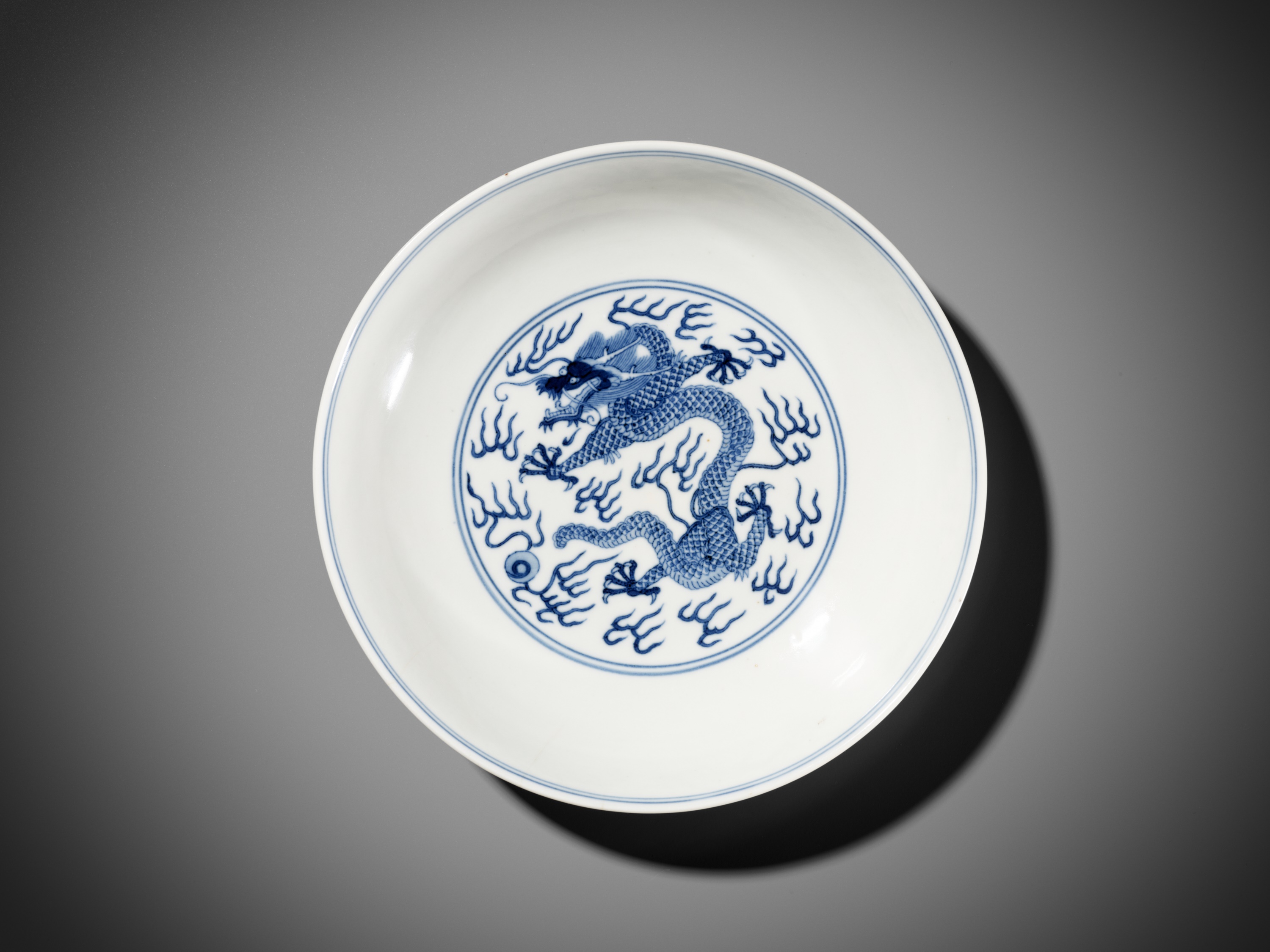 Lot 89 - A BLUE AND WHITE 'DRAGON' DISH, JIAQING MARK