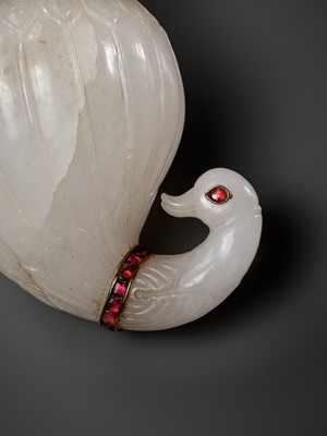 Lot 259 - A RARE MUGHAL WHITE JADE CARVED ‘GOOSE HEAD’ FLASK