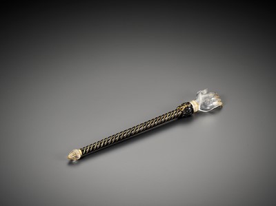 Lot 714 - A FINELY CARVED ROCK CRYSTAL AND ONYX BACK SCRATCHER