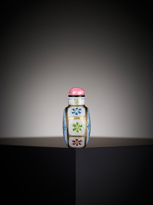 Lot 230 - A GILT AND ENAMELED GLASS ‘CHILONG’ SNUFF BOTTLE, REPUBLIC PERIOD