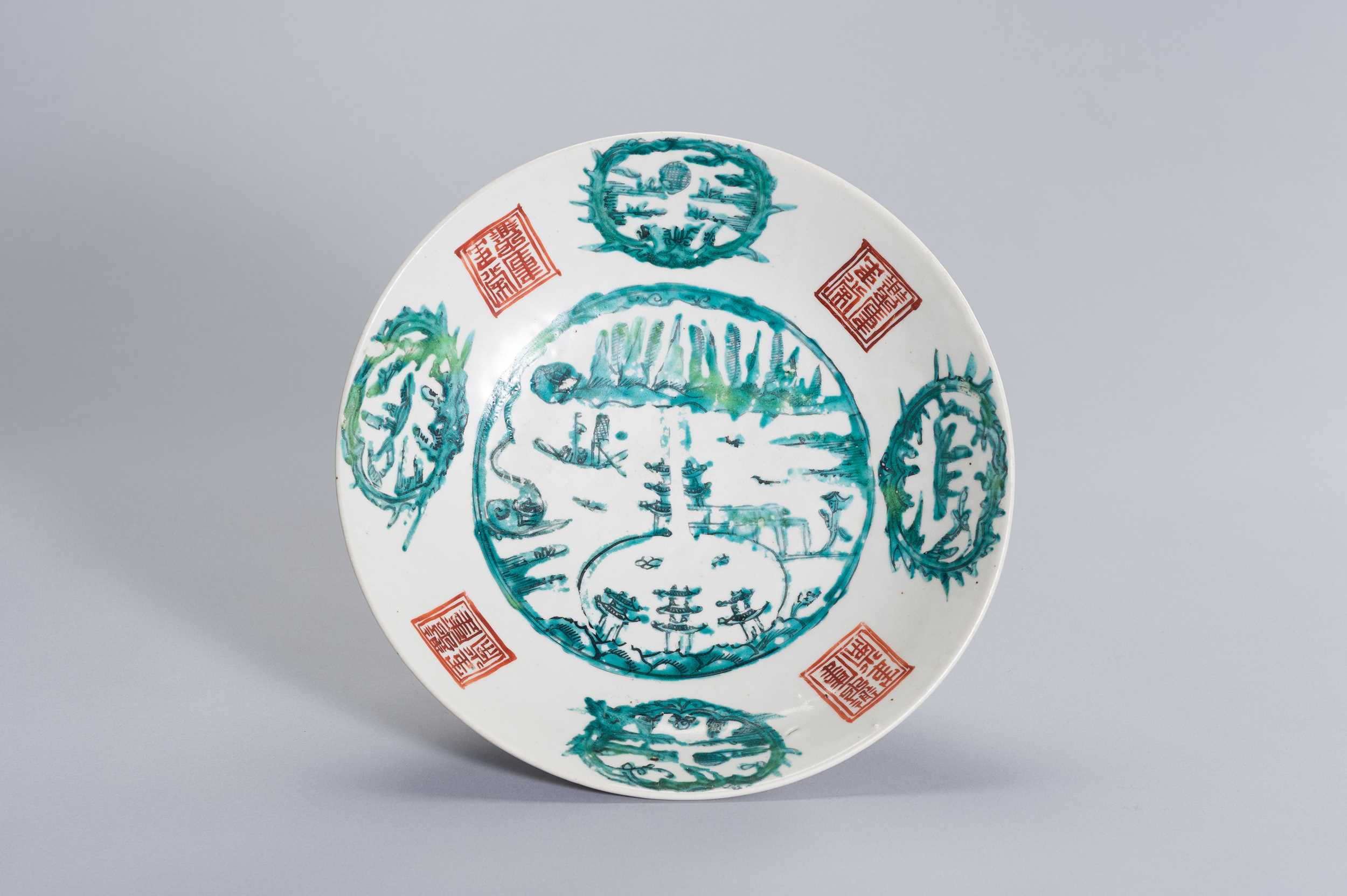 Lot 722 - A LARGE SWATOW ENAMELED PORCELAIN ‘SPLIT PAGODA’ DISH, LATE MING