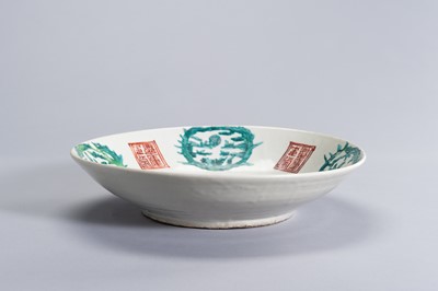 Lot 722 - A LARGE SWATOW ENAMELED PORCELAIN ‘SPLIT PAGODA’ DISH, LATE MING