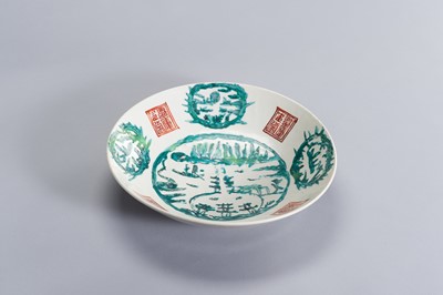 Lot 722 - A LARGE SWATOW ENAMELED PORCELAIN ‘SPLIT PAGODA’ DISH, LATE MING