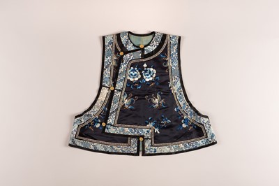 Lot 967 - AN EMBROIDERED SILK XIAPEI, QING