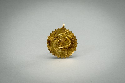 Lot 1150 - AN AGATE INTAGLIO SET ‘PEGASUS’ GOLD PENDANT
