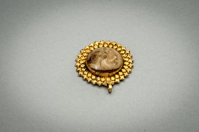 Lot 1150 - AN AGATE INTAGLIO SET ‘PEGASUS’ GOLD PENDANT
