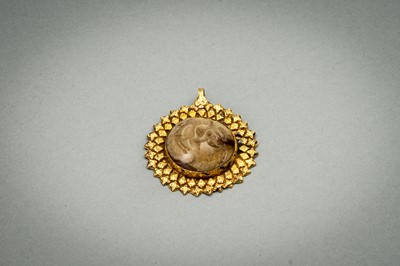 Lot 1150 - AN AGATE INTAGLIO SET ‘PEGASUS’ GOLD PENDANT