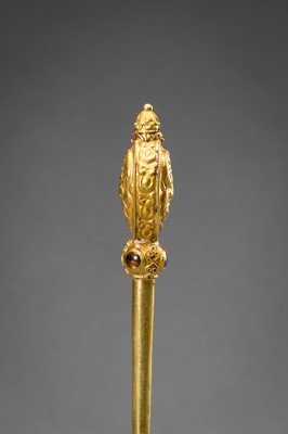 Lot 1187 - A CHAM GEMSTONE SET GOLD HAIRPIN WITH THE HEAD OF KALA