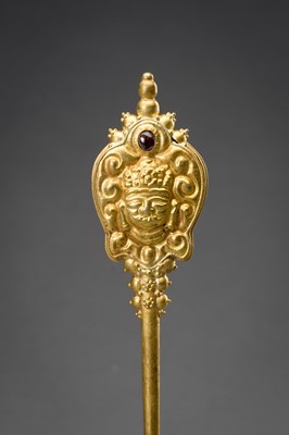 Lot 1190 - A CHAM GOLD GEMSTONE SET HAIRPIN WITH THE HEAD OF SHIVA