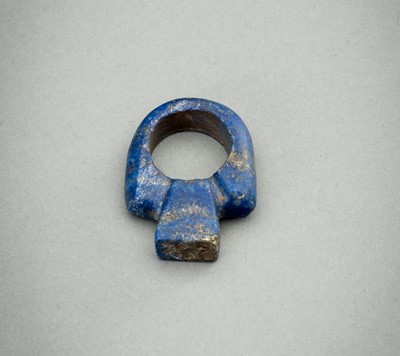 Lot 1001 - A CARVED LAPIS LAZULI RING