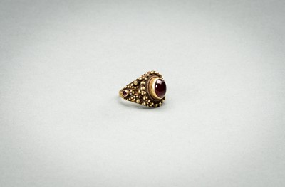 Lot 1237 - A RUBY-SET GOLD RING