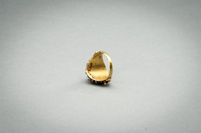 Lot 1237 - A RUBY-SET GOLD RING