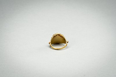 Lot 1237 - A RUBY-SET GOLD RING