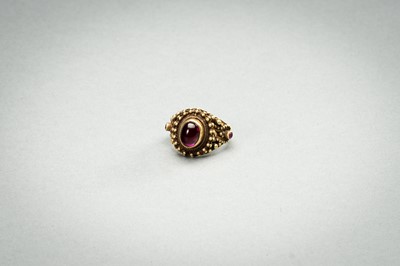 Lot 1237 - A RUBY-SET GOLD RING