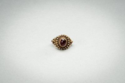 Lot 1237 - A RUBY-SET GOLD RING