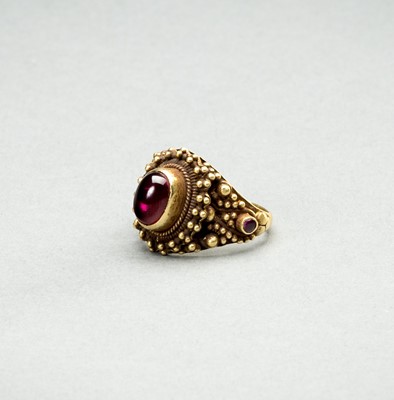 Lot 1237 - A RUBY-SET GOLD RING