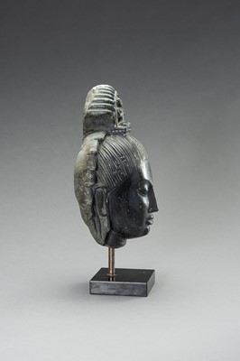 Lot 1305 - A PALA STYLE BLACK STONE HEAD OF AVALOKITESHVARA