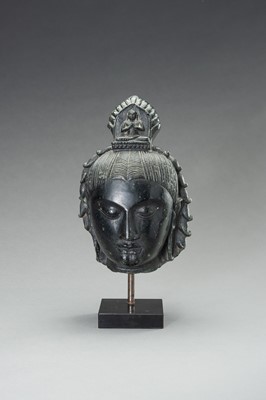 Lot 1305 - A PALA STYLE BLACK STONE HEAD OF AVALOKITESHVARA
