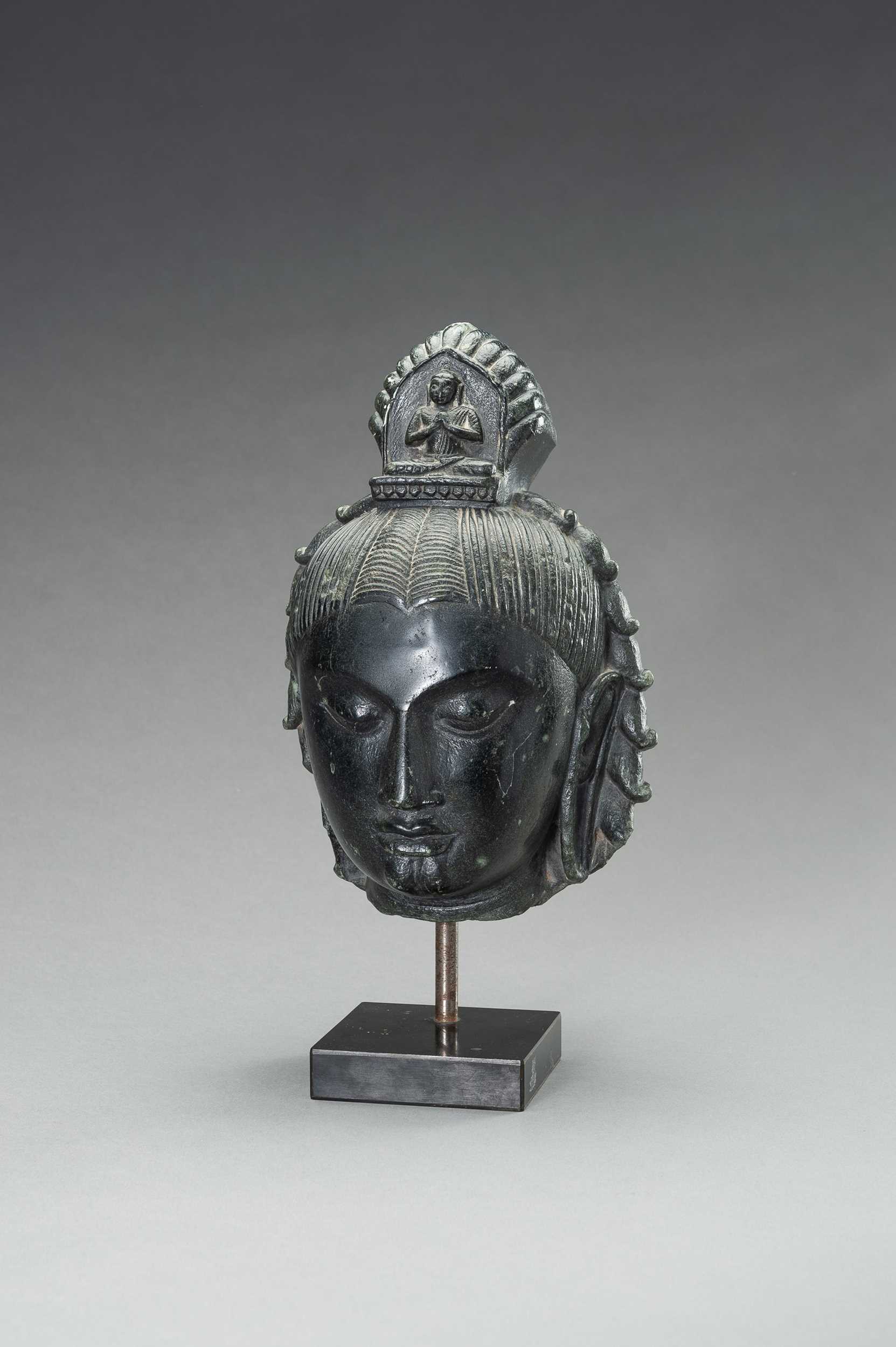 Lot 1305 - A PALA STYLE BLACK STONE HEAD OF AVALOKITESHVARA