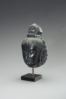 Lot 1305 - A PALA STYLE BLACK STONE HEAD OF AVALOKITESHVARA