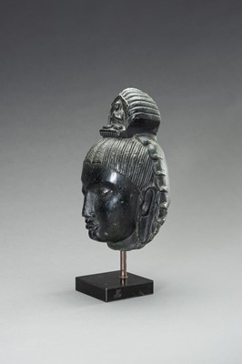 Lot 1305 - A PALA STYLE BLACK STONE HEAD OF AVALOKITESHVARA
