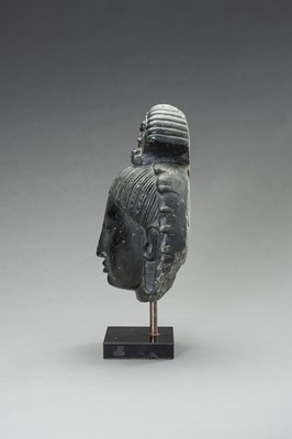 Lot 1305 - A PALA STYLE BLACK STONE HEAD OF AVALOKITESHVARA