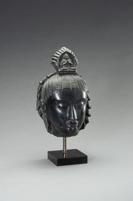 Lot 1305 - A PALA STYLE BLACK STONE HEAD OF AVALOKITESHVARA