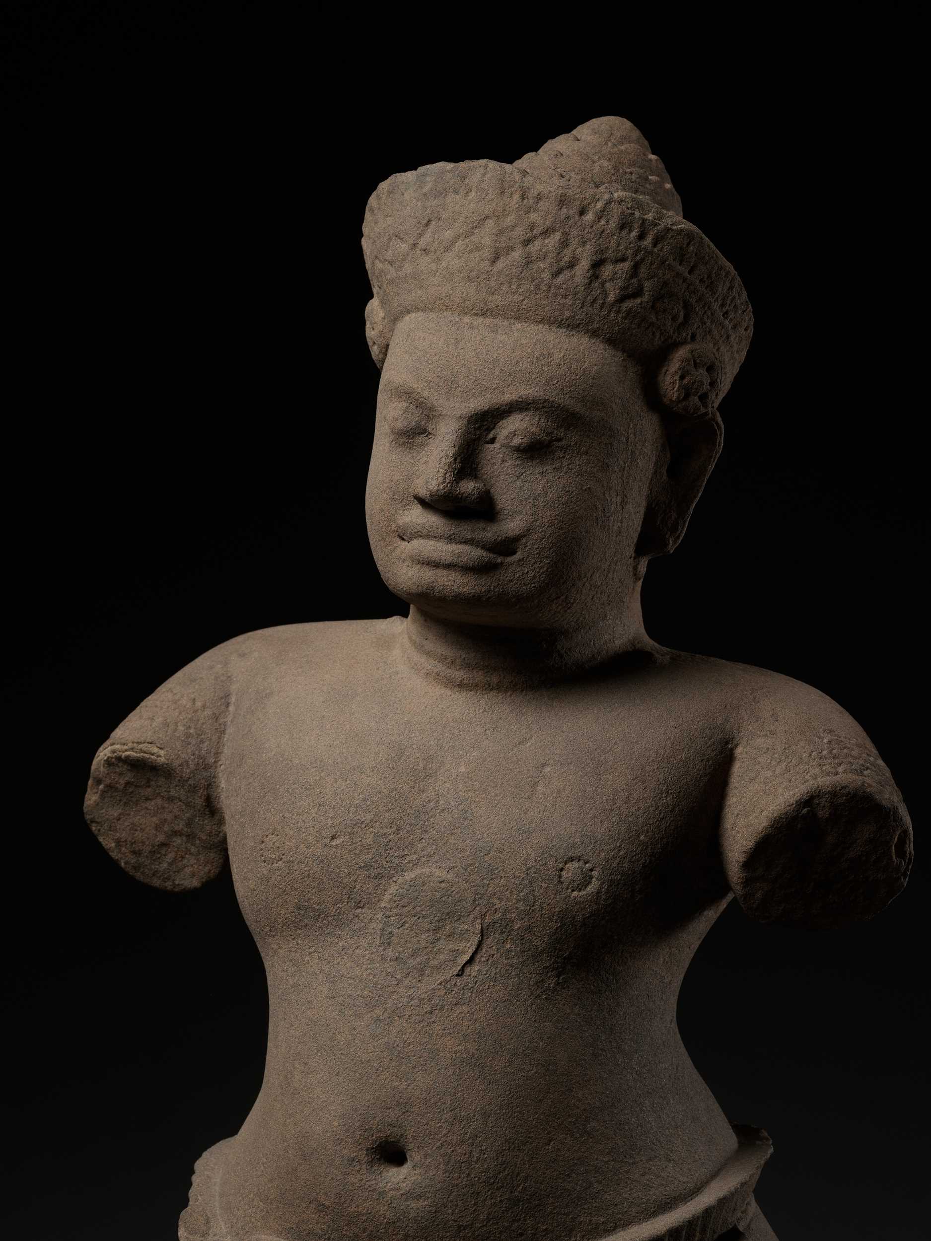 Lot 225 - A SANDSTONE FIGURE OF A DVARAPALA, KOH KER STYLE, ANGKOR PERIOD