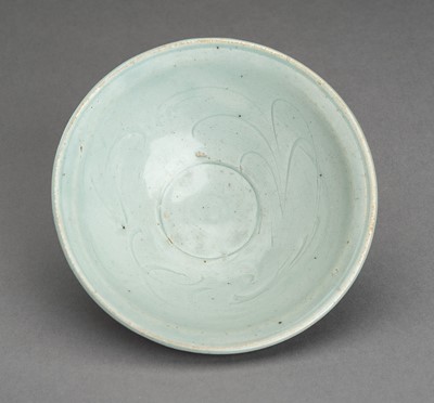 Lot 348 - A QINGBAI GLAZED PORCELAIN BOWL WITH INCISED DECORATION
