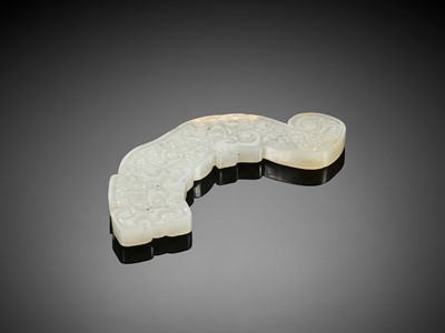 Lot 91 - A WHITE JADE ‘TIGER’ PENDANT, LATE SPRING AND AUTUMN PERIOD