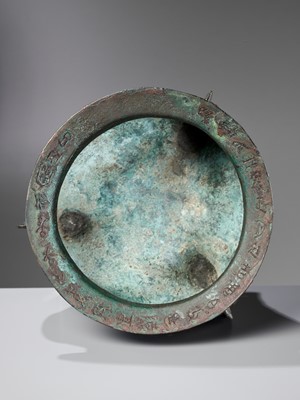 Lot 137 - AN IMPORTANT AND RARE BRONZE RITUAL FOOD VESSEL, LI, WITH 24-CHARACTER INSCRIPTION, LATE WESTERN ZHOU DYNASTY
