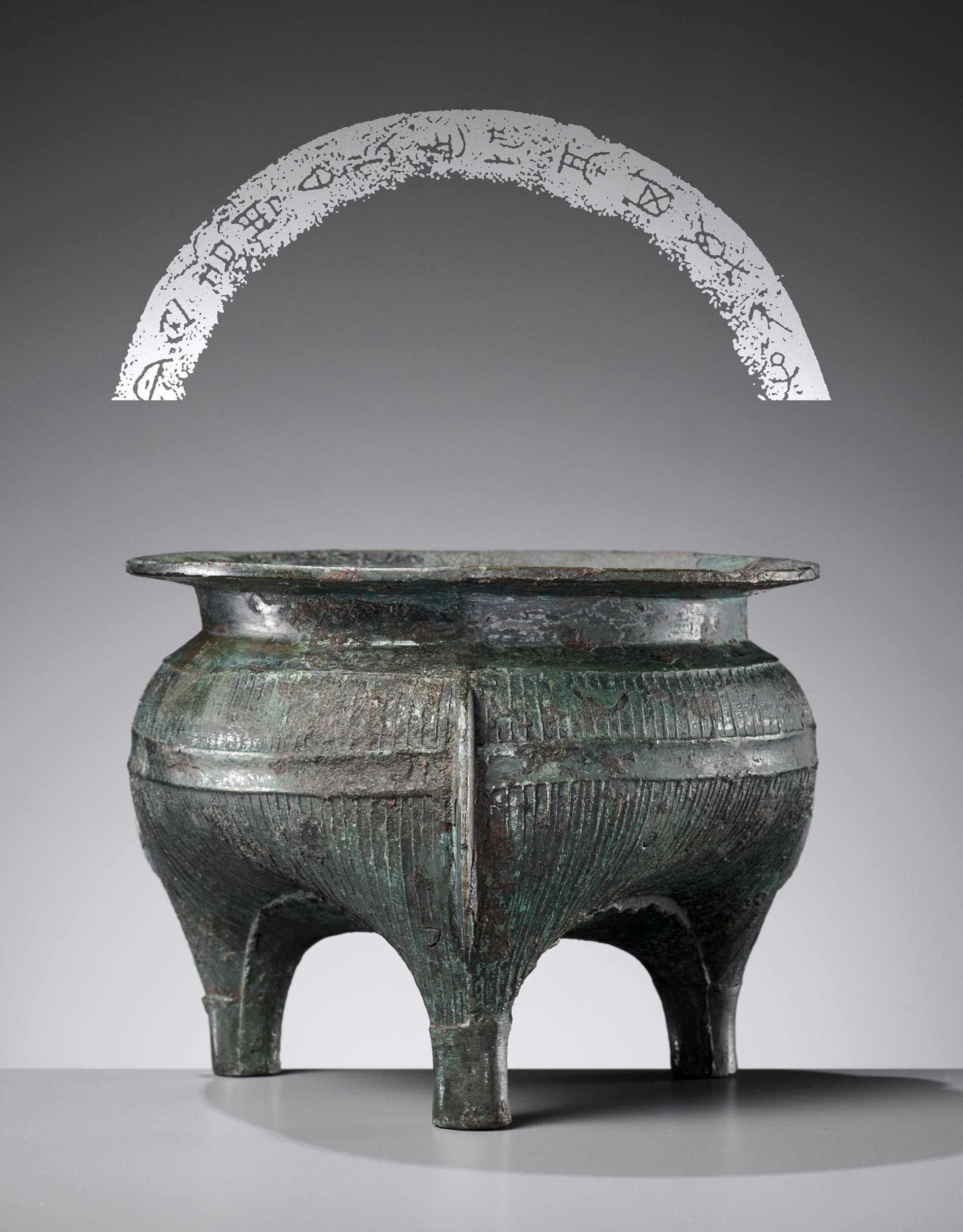 Lot 137 - AN IMPORTANT AND RARE BRONZE RITUAL FOOD VESSEL, LI, WITH 24-CHARACTER INSCRIPTION, LATE WESTERN ZHOU DYNASTY