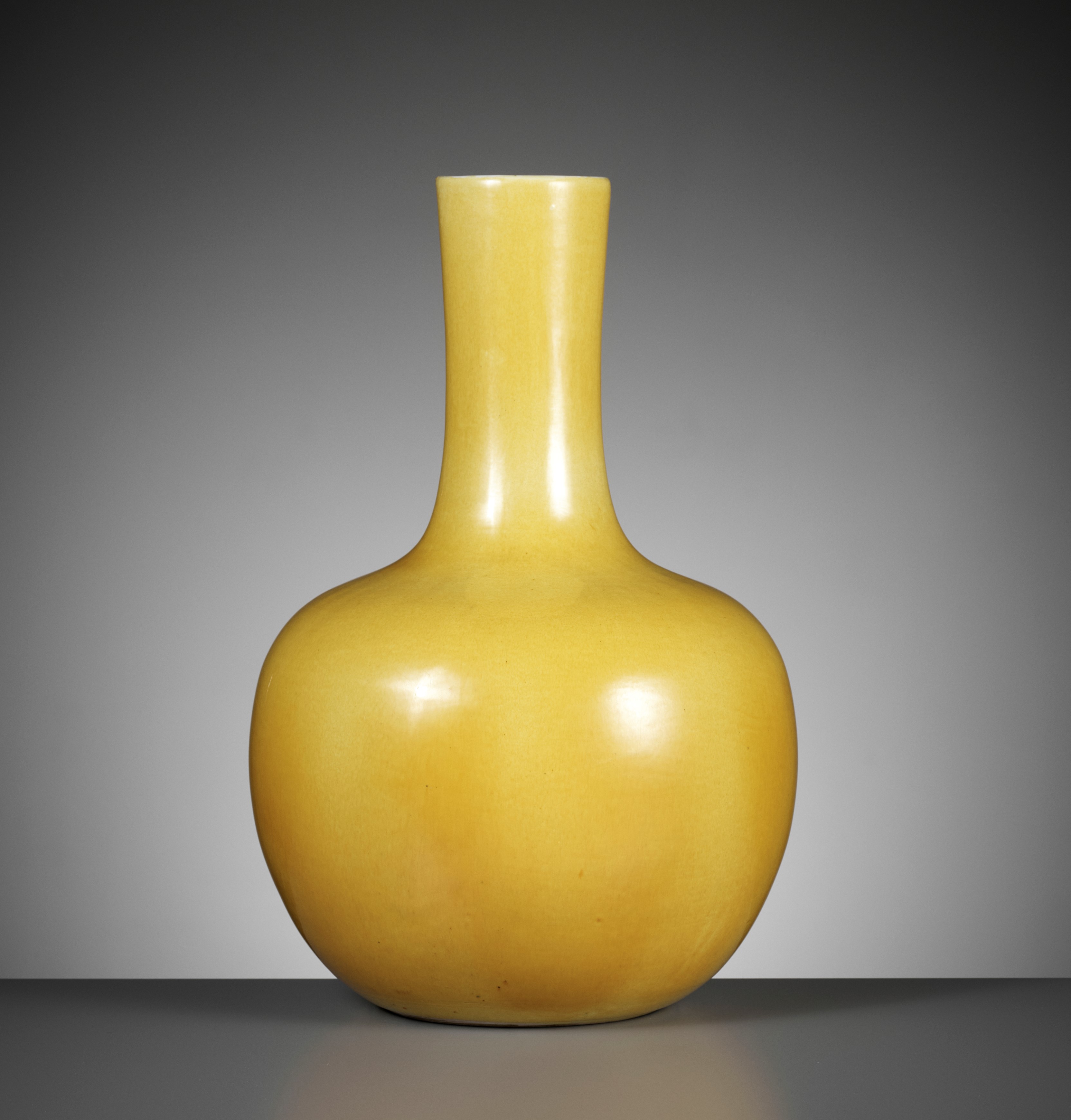 A MONOCHROME YELLOW-GLAZED BOTTLE VASE, TIANQIUPING, QING DYNASTY 清代單色黃釉天球瓶