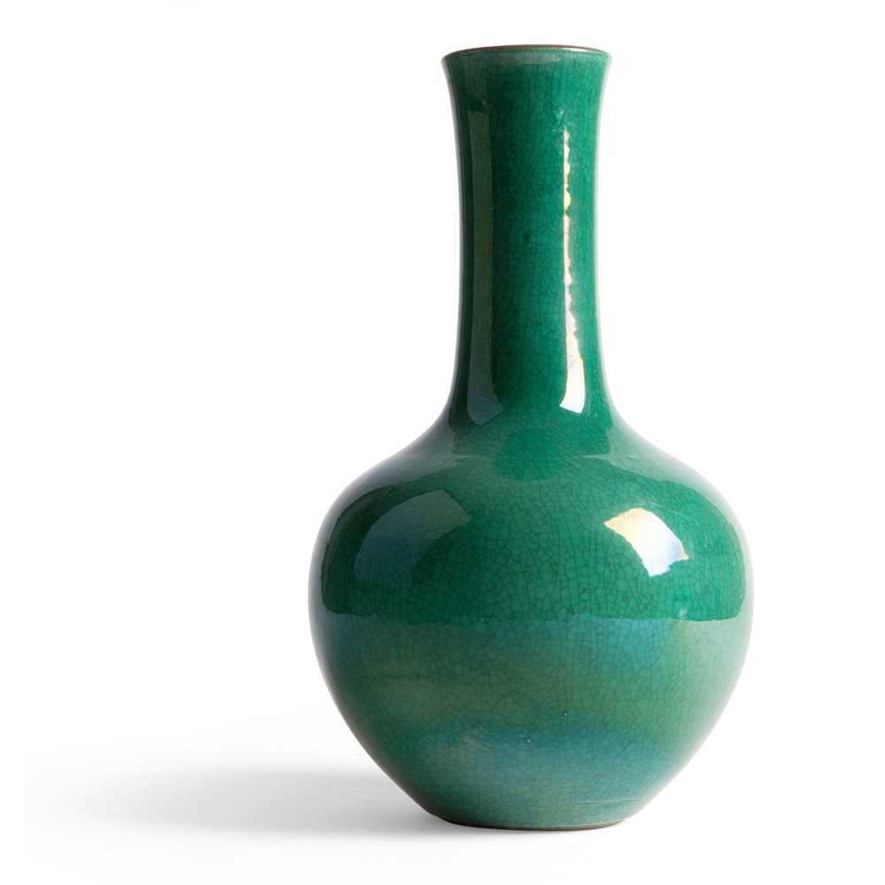 Lot 98 - A GREEN CRACKLED BOTTLE VASE, TIANQIUPING,