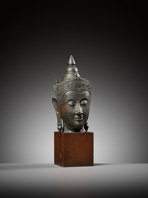 Lot 674 - A BRONZE HEAD OF BUDDHA, AYUTTHAYA KINGDOM