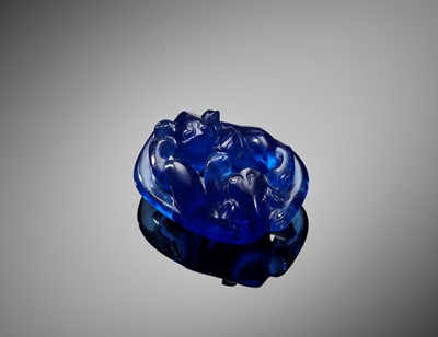 Lot 309 - A BLUE PEKING GLASS ‘BADGERS’ PENDANT, QING DYNASTY