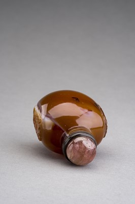 Lot 505 - AN AGATE SNUFF BOTTLE, QING DYNASTY