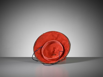 Lot 593 - A MANDARIN’S SUMMER HAT, JI GUAN, WITH A NINTH-RANK OFFICIAL’S FINIAL AND LEATHER TRAVELLING BOX, QING DYNASTY