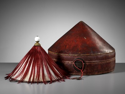 Lot 592 - A MANDARIN’S SUMMER HAT, JI GUAN, WITH A SIXTH-RANK OFFICIAL’S FINIAL AND LEATHER BOX, QING DYNASTY